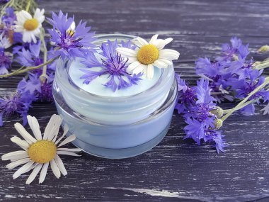 Krem Kozmetik çiçek peygamber çiçeği, papatya koyu ahşap arka plan üzerinde