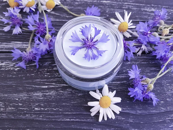 Krem Kozmetik çiçek peygamber çiçeği, papatya koyu ahşap arka plan üzerinde