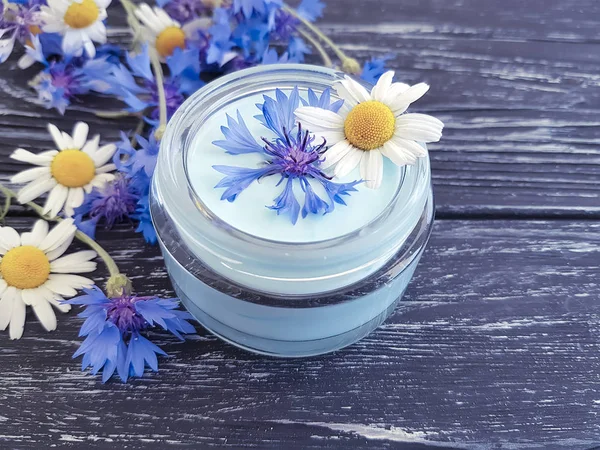 Krem Kozmetik çiçek peygamber çiçeği, papatya koyu ahşap arka plan üzerinde