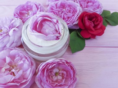 kozmetik krem bir ahşap arka plan üzerinde yükseldi.