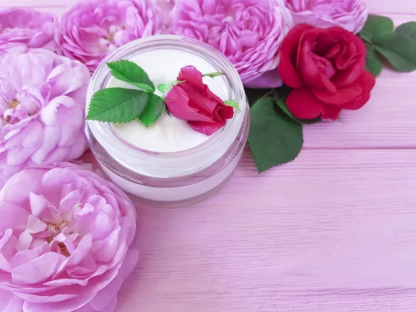 在木质背景上的化妆品玫瑰奶油 — 图库照片