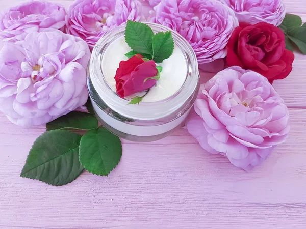 Creme Rosa Cosmético Fundo Madeira — Fotografia de Stock