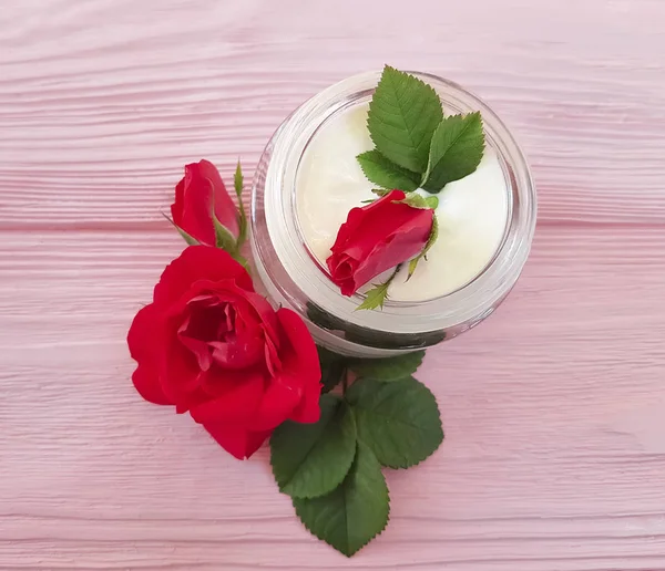 Kosmetische Rosencreme Auf Einem Hölzernen Hintergrund — Stockfoto