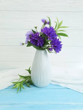 krizantem, bell ahşap zemin üzerine vazo