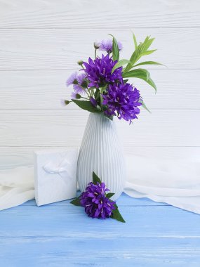 krizantem, bell ahşap zemin üzerine vazo