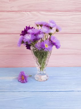 ahşap arka plan üzerinde kasımpatı çiçeği vazo