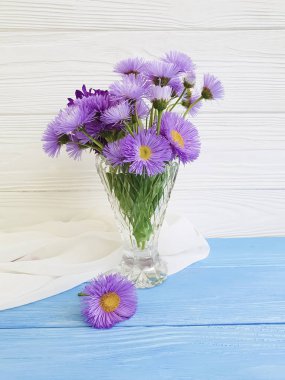 ahşap arka plan üzerinde kasımpatı çiçeği vazo