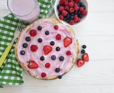 çilek, ahududu, yaban mersini, ahşap arka plan üzerinde çilekli yoğurt ile Pancakes
