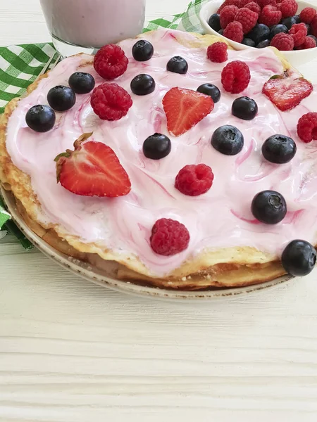 Pfannkuchen Mit Beeren Himbeeren Blaubeeren Erdbeerjoghurt Auf Holzgrund — Stockfoto