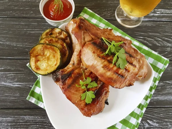 Gebakken Biefstuk Ketchup Een Houten Ondergrond Bier — Stockfoto