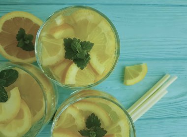 limon ve nane bir ahşap zemin üzerine su