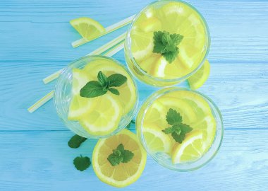 limon ve nane bir ahşap zemin üzerine su