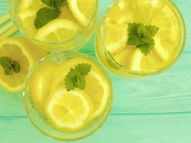 su ile limon, nane bir ahşap zemin üzerine