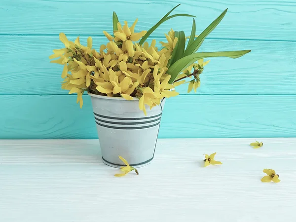 Florero Flores Amarillas Sobre Fondo Madera — Foto de Stock