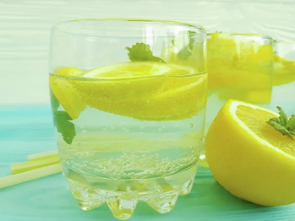 Agua Con Limón Menta Sobre Fondo Madera — Foto de Stock