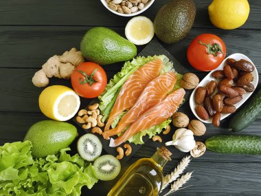 ahşap arka plan üzerinde balık somon