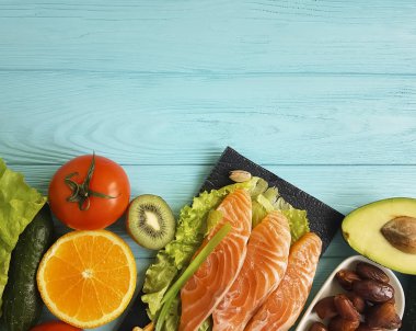 ahşap arka plan mavi balık somon