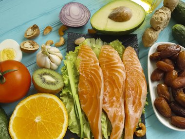 ahşap arka plan mavi balık somon