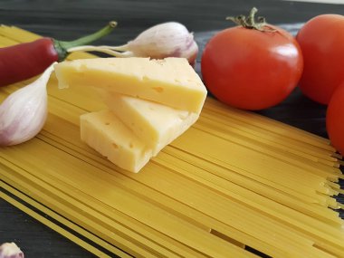 Spagetti, sarımsak domates siyah ahşap zemin
