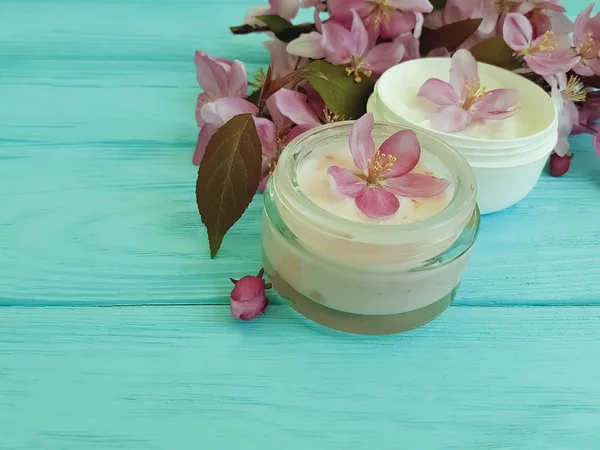 Creme Kosmetische Magnolienblüte Auf Einem Hölzernen Hintergrund — Stockfoto