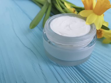 kozmetik krem, nergis ahşap arka plan üzerinde