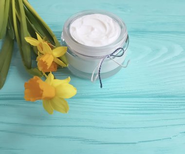 kozmetik krem, nergis ahşap arka plan üzerinde