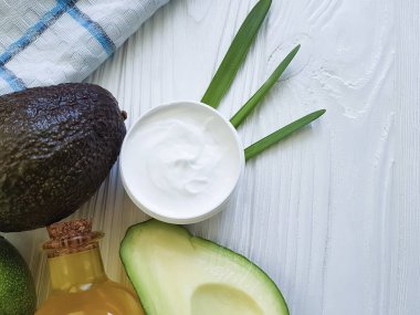 ahşap arka plan üzerinde kozmetik krem, avokado yağı