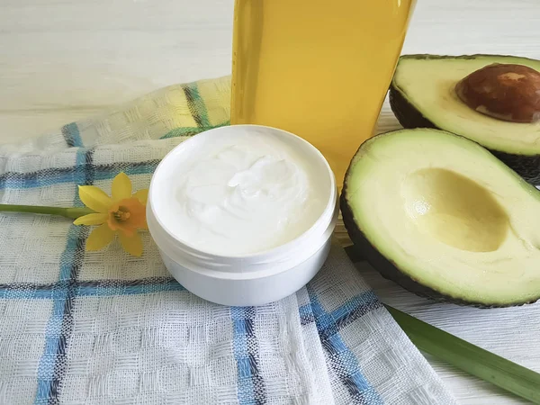 krem, avokado yağı bir ahşap arka plan üzerinde çiçek