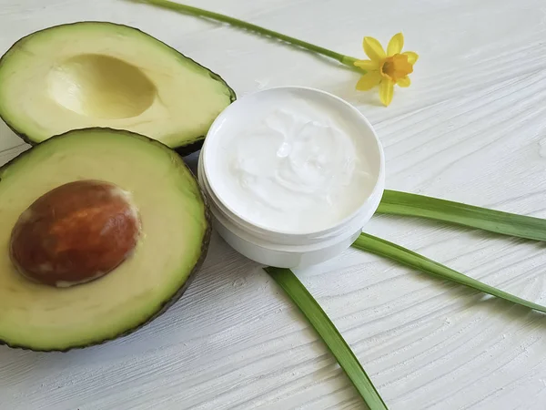 Krem Kozmetik, ahşap arka plan üzerinde avokado, çiçek