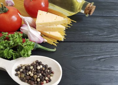 Spagetti, domates, sarımsak, peynir siyah ahşap zemin