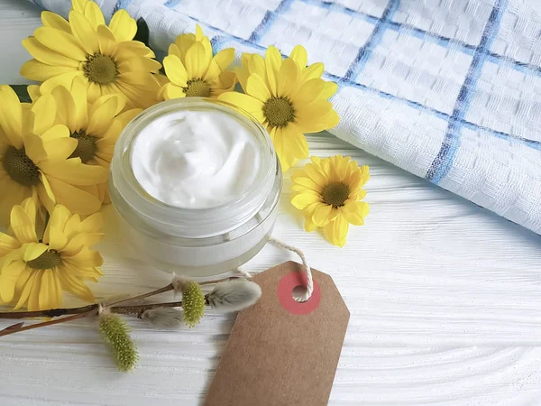 Creme Flores Amarelas Cosméticas Salgueiro Fundo Madeira — Fotografia de Stock