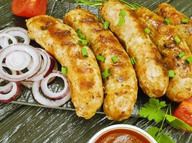 sosis kızarmış soğan, domates üzerinde ahşap