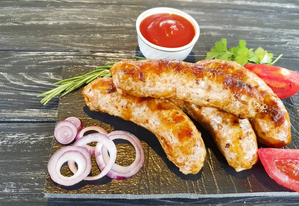 Bratwurst Zwiebeln Gebraten Tomaten Auf Holz — Stockfoto