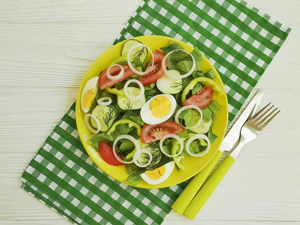 Salada Pepino Ovo Tomate Limão Cebola Fundo Madeira Branco — Fotografia de Stock