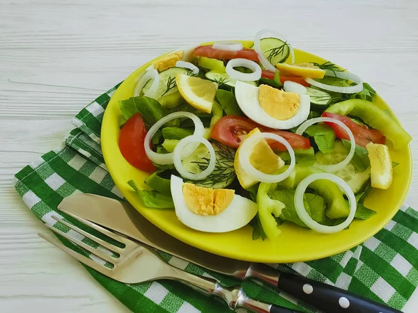 Salat Gurke Tomate Zitrone Zwiebel Auf Weißem Holzgrund — Stockfoto