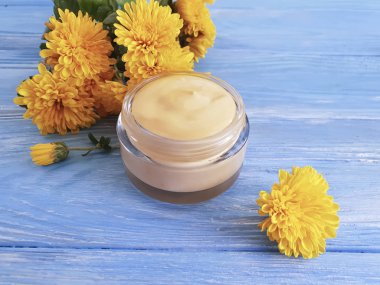 Kozmetik sarı kasımpatı ahşap bir arka plan üzerinde krem