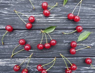 olgun kiraz berry bir siyah ahşap arka plan üzerine desen