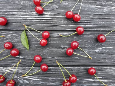 olgun kiraz berry bir siyah ahşap arka plan üzerine desen