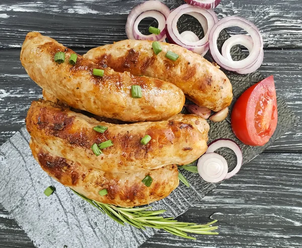 Bratwürste Vom Grill Tomaten Auf Holzuntergrund — Stockfoto