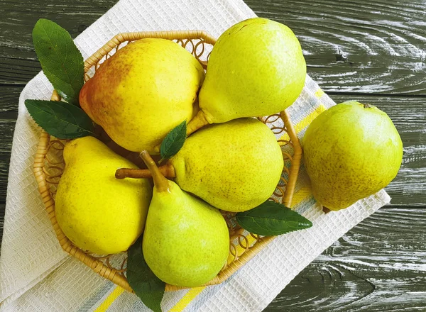 Ripe Organic Pear Black Wooden Background — Stock Photo, Image