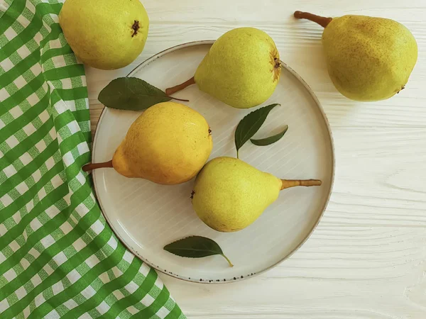 Poire Mûre Sur Une Assiette Sur Fond Bois Blanc — Photo