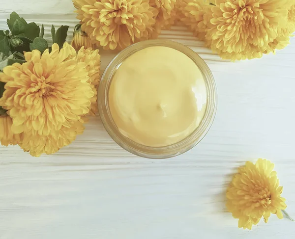 天然化妆品奶油 黄色菊花白色木质背景 — 图库照片