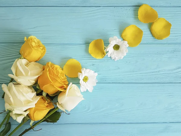 Жовта Троянда Синьому Дерев Яному Фоні Рамка — стокове фото
