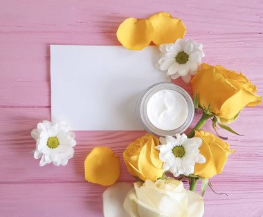 kozmetik krem, pembe bir ahşap arka plan sarı gül