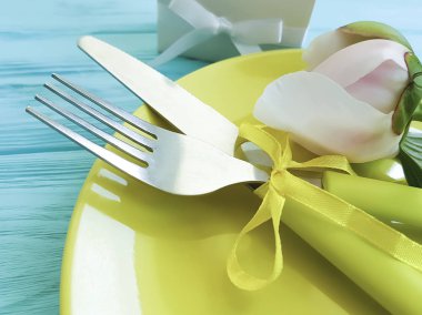 çatal, bıçak, tabak, Şakayık Çiçeği ahşap arka plan üzerinde