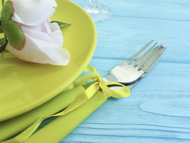 çatal, bıçak, tabak, Şakayık Çiçeği ahşap arka plan üzerinde