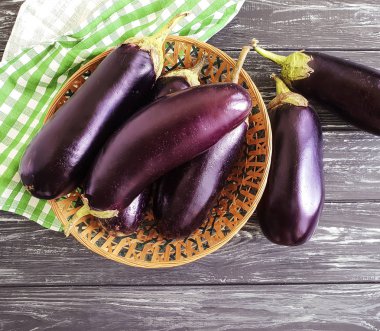 Patlıcan, ahşap bir arka plan üzerinde organik