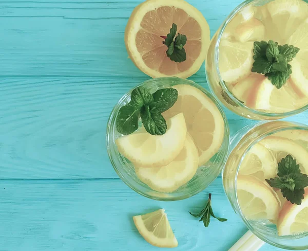 limon ve nane mavi ahşap arka plan üzerinde su