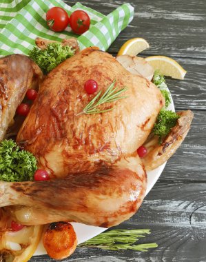 tavuk kızartma bütün siyah ahşap zemin