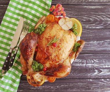 tavuk kızartma bütün siyah ahşap zemin